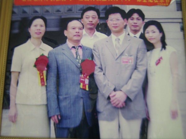 省劳动厅厅长张勇与“全国再就业个人”徐全龙在京合影